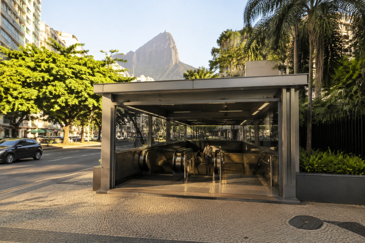 Street-level entrance at Antero de Quental/Leblon Metro station