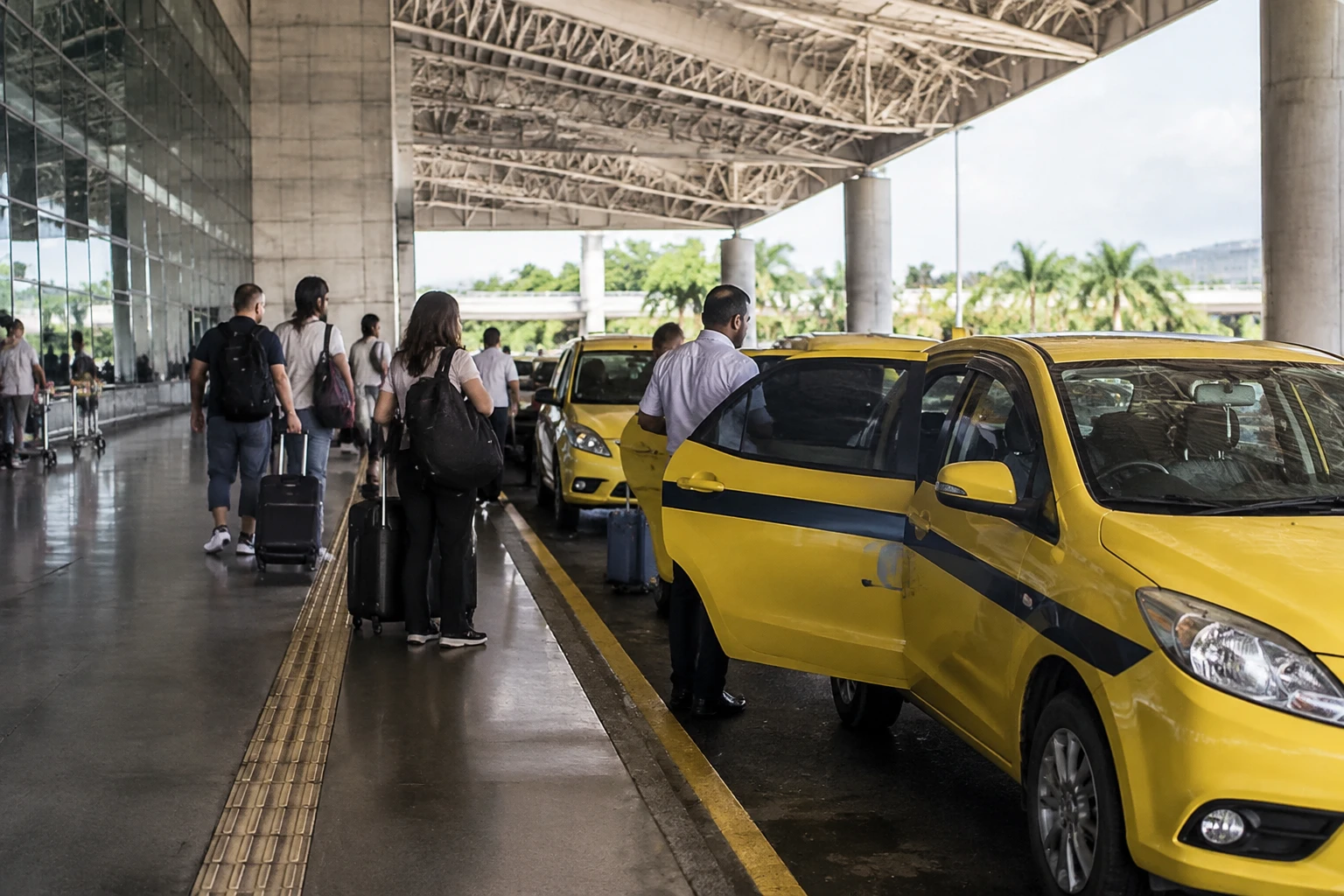 Taxi pickup area at RIOgaleão Terminal 2