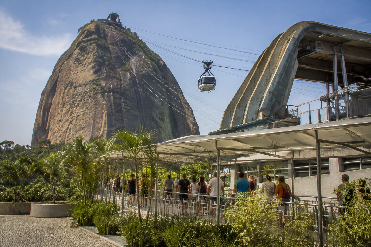 Cable car infrastructure at Parque Bondinho Pão de Açúcar near Praia Vermelha
